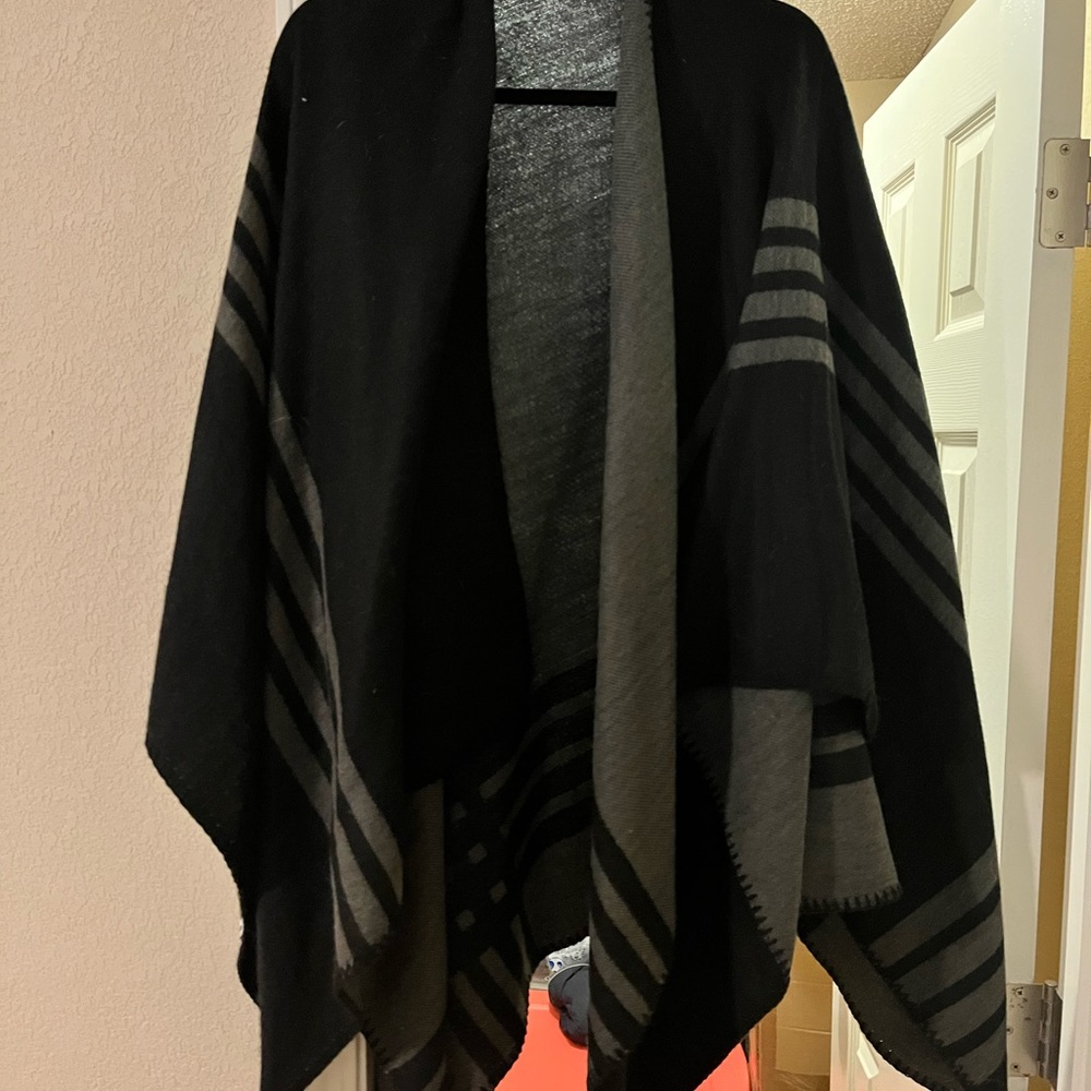 BB Dakota reversible poncho